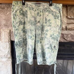 Gloria Vanderbilt Camouflage Green Shorts